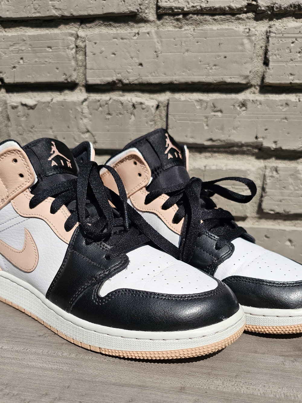 Jordan 1 Low Kids' Sneakers in Black, White & Beige